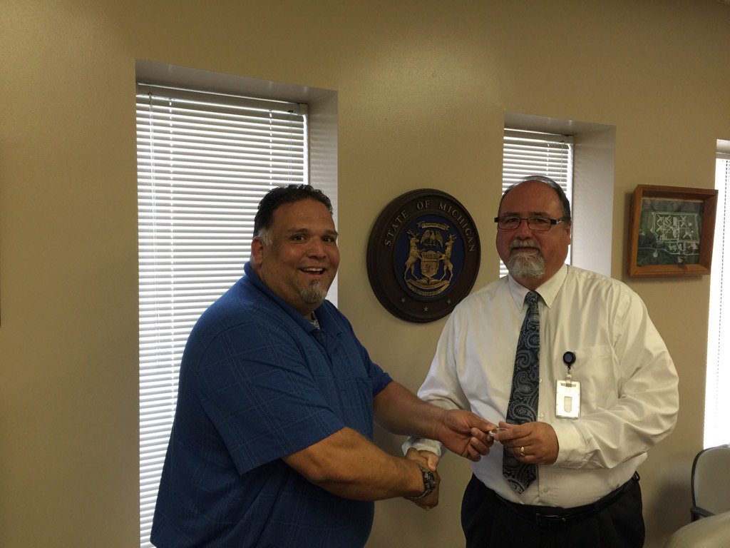 wardenwinn's tweet photo. ADD Rapelje presents CPC Pavlo Olvera with Customer Service coin for his excellent work @ SRF on various projects. https://t.co/abqKrIFUOa
