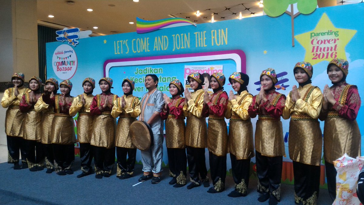 SMPCakra_Buana's tweet photo. Tim saman perform kembali di Kota Kasablanka dlm acara Ayah Bunda Parenting. Penonton antusias sekali 😍 https://t.co/ewg4mdOu6G