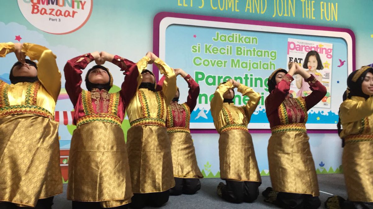 SMPCakra_Buana's tweet photo. Tim saman perform kembali di Kota Kasablanka dlm acara Ayah Bunda Parenting. Penonton antusias sekali 😍 https://t.co/ewg4mdOu6G