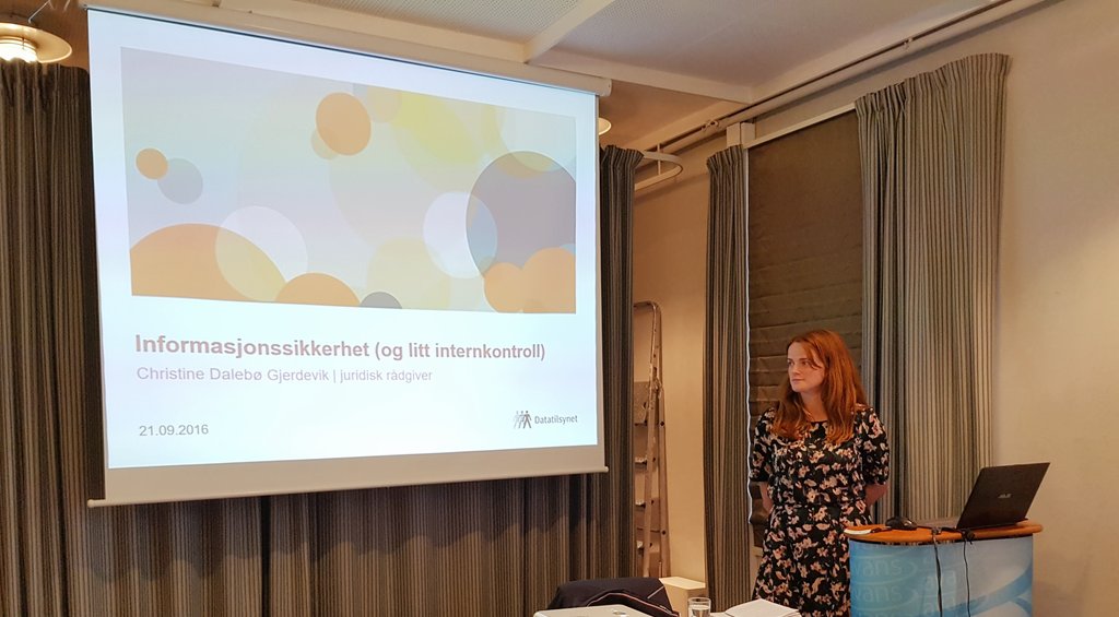 avanssoma's tweet photo. Christine Dalebø Gjerdevik fra @Datatilsynet snakker i dag om Informasjonssikkerhet (og litt internkontroll). #Databehandling #AdOpus2016 https://t.co/uN3uATUMYZ