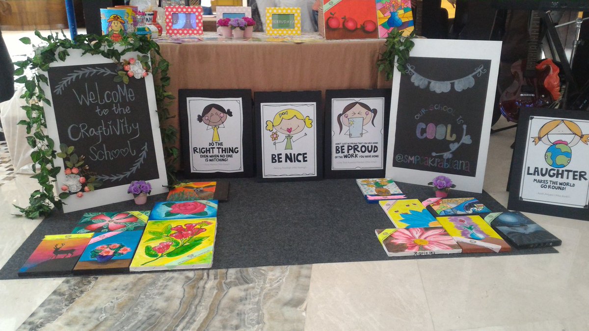 Stand pameran yg diisi segala pernak-pernik SMP CB menarik perhatian untuk berkunjung ke stand yg super unik👍