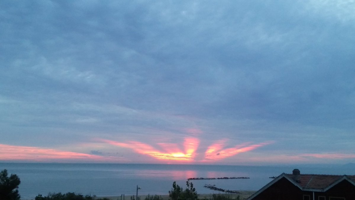 SubitoTonno's tweet photo. @dimoramonsignor @al_mangione @RadioDelta1 @cacioeuova @LidoPanfilo @gmaddal3 @Giusepparente #alba #oggi #termoli anche questo è autunno https://t.co/gVWFbB1cTm