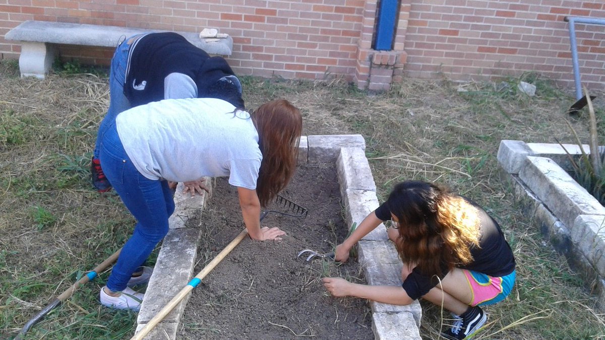JeamesSailor's tweet photo. @AISD_CTE @EastsideSoil We are keeping #EMHSPANTHERS beautiful. #AISDproud #PantherProud #KeepEastsideBeautiful https://t.co/AJcexOgSmi