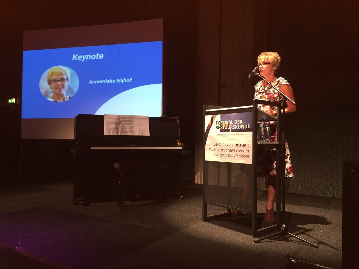 peter_kasbergen's tweet photo. Keynote van @AnnemiekeNijhof CEO @TauwGroup bij #fdb2016 @VBbestuurskunde: creëren bedrijven eigenlijk niet ook veel publieke waarde? https://t.co/lV5cY10DN6