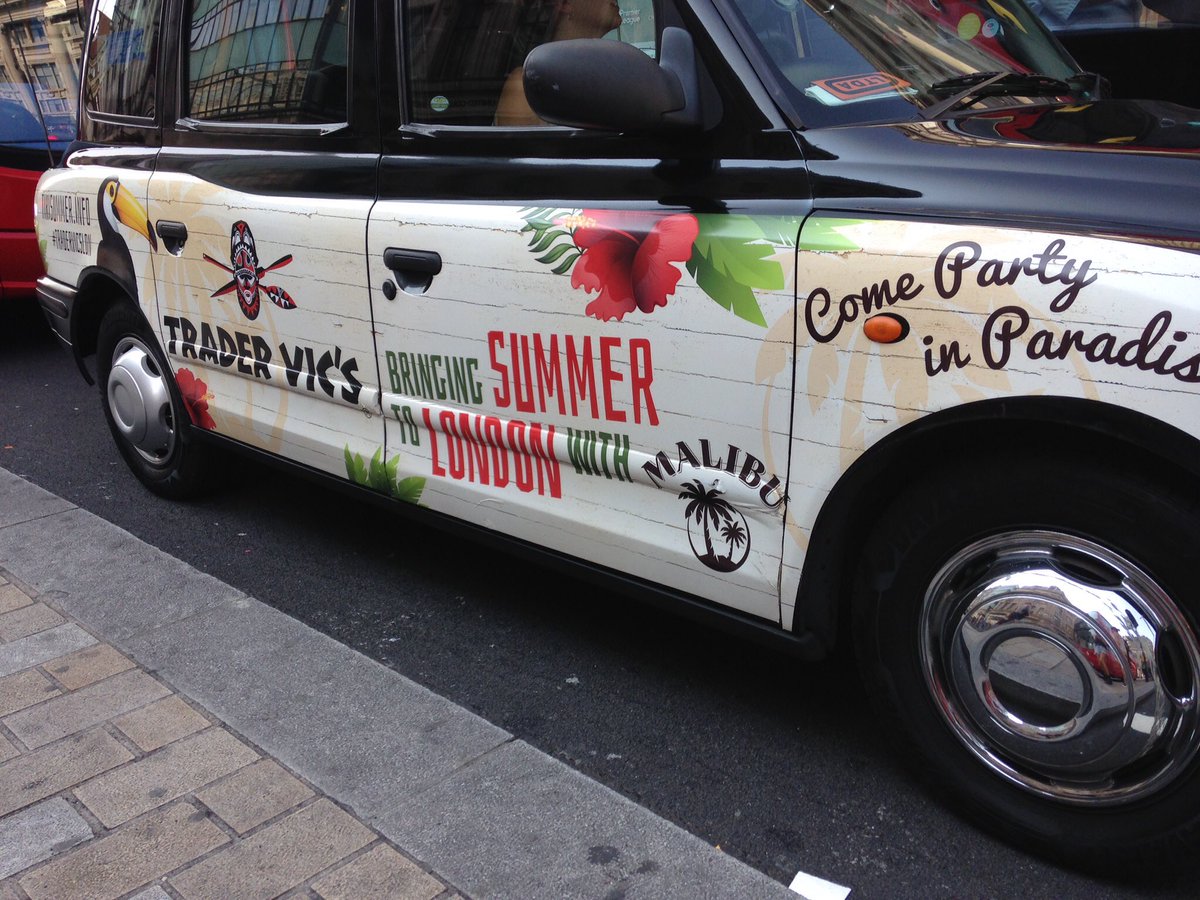 VersionBand's tweet image. #Spotted! In #OxfordCircus - who's coming for a drink this Saturday? #LiveMusic at @TraderVicsLDN -  thanks to @LDI_Ents