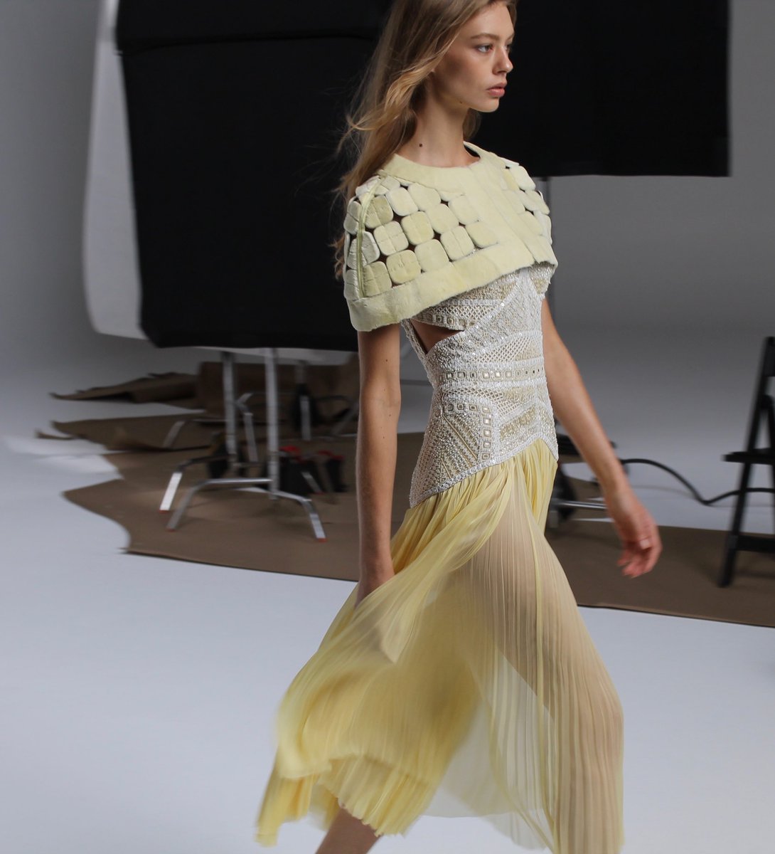 Last day of summer calls for a dose of yellow. #spring17 #jmendel @gillesmendel @ondriahardinofficial