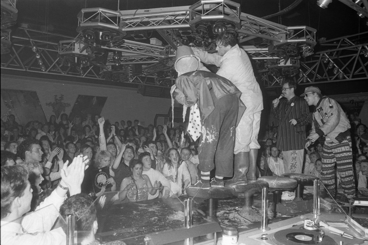 Past Times: Radio One DJ Steve Wright at #Hinckley's Buzz Nightclub in 1990 hinckleytimes.net/news/local-new…