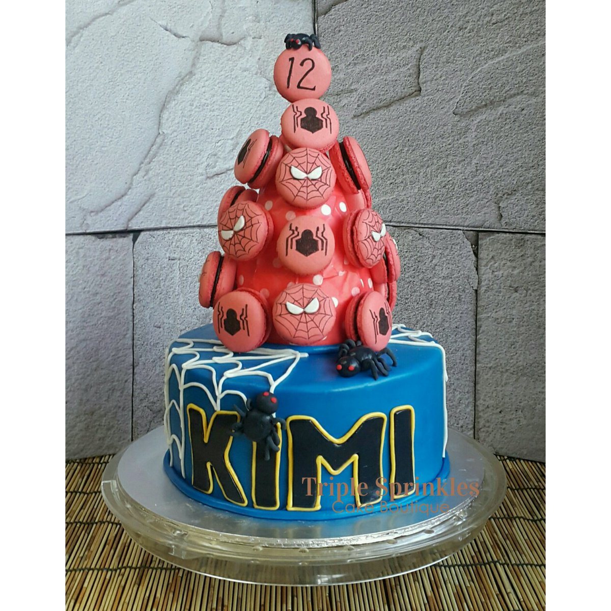 pink_pegaga's tweet photo. #spiderman #MacaronTower @KKCity #marvel #birthdaycake #macarons #macaroncake https://t.co/L3EWDfFG5L