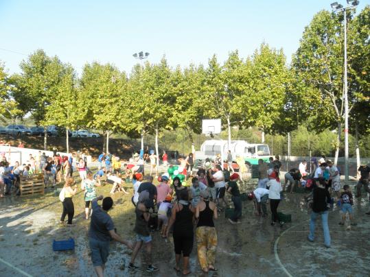 eixdiari's tweet photo. Torrelavit es prepara per a La Gotimada, la seva peculiar Festa de la Verema @ajtorrelavit @LaGotimada
https://t.co/KEwPii9gBF https://t.co/v8NSAiVY6d