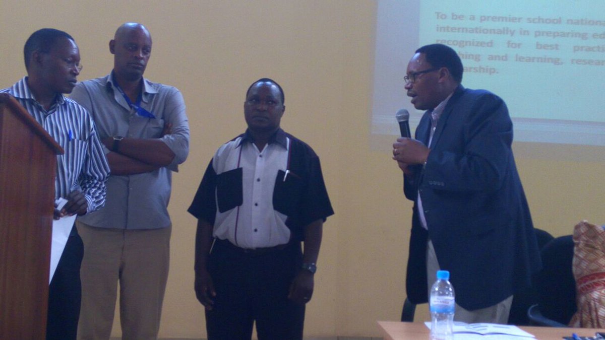NsengimanaLouis's tweet photo. #FreshersInduction @UR_CoE
Dean of students yibukije intore ko zigomba gukorera hamwe https://t.co/zhkxyyhbyd
