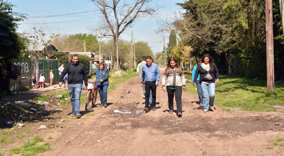 MunicipMoreno's tweet photo. #ReconstruyendoMoreno Walter Festa recorrió la calle Tulissi, donde inician obras de reparación. https://t.co/igeyg5lrRr https://t.co/Fi9WsxHGVf
