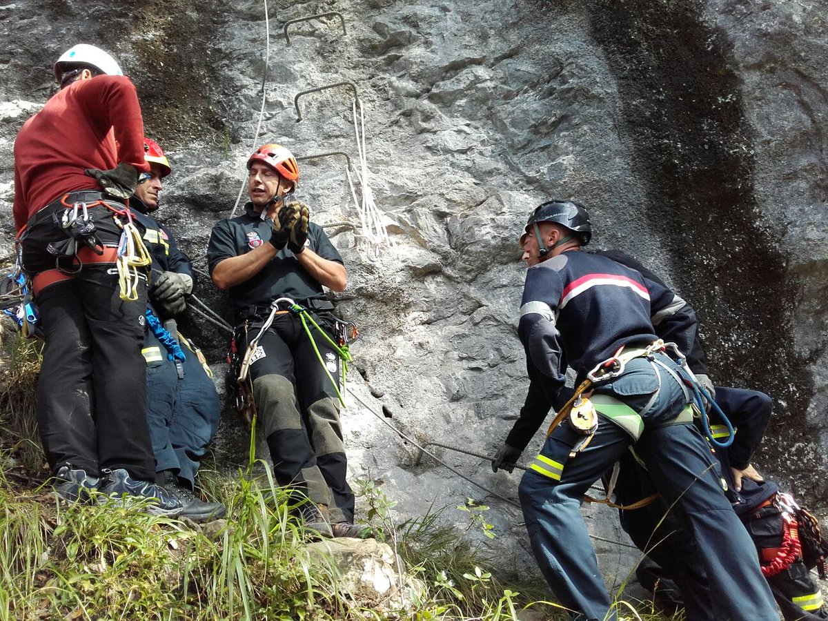 112Cantabria's tweet photo. Rescatadores y bomberos 112 entrenan salvamento en vía ferrata. Nos preparamos para ayudarte en cualquier situación. https://t.co/TxsGLA6b1H