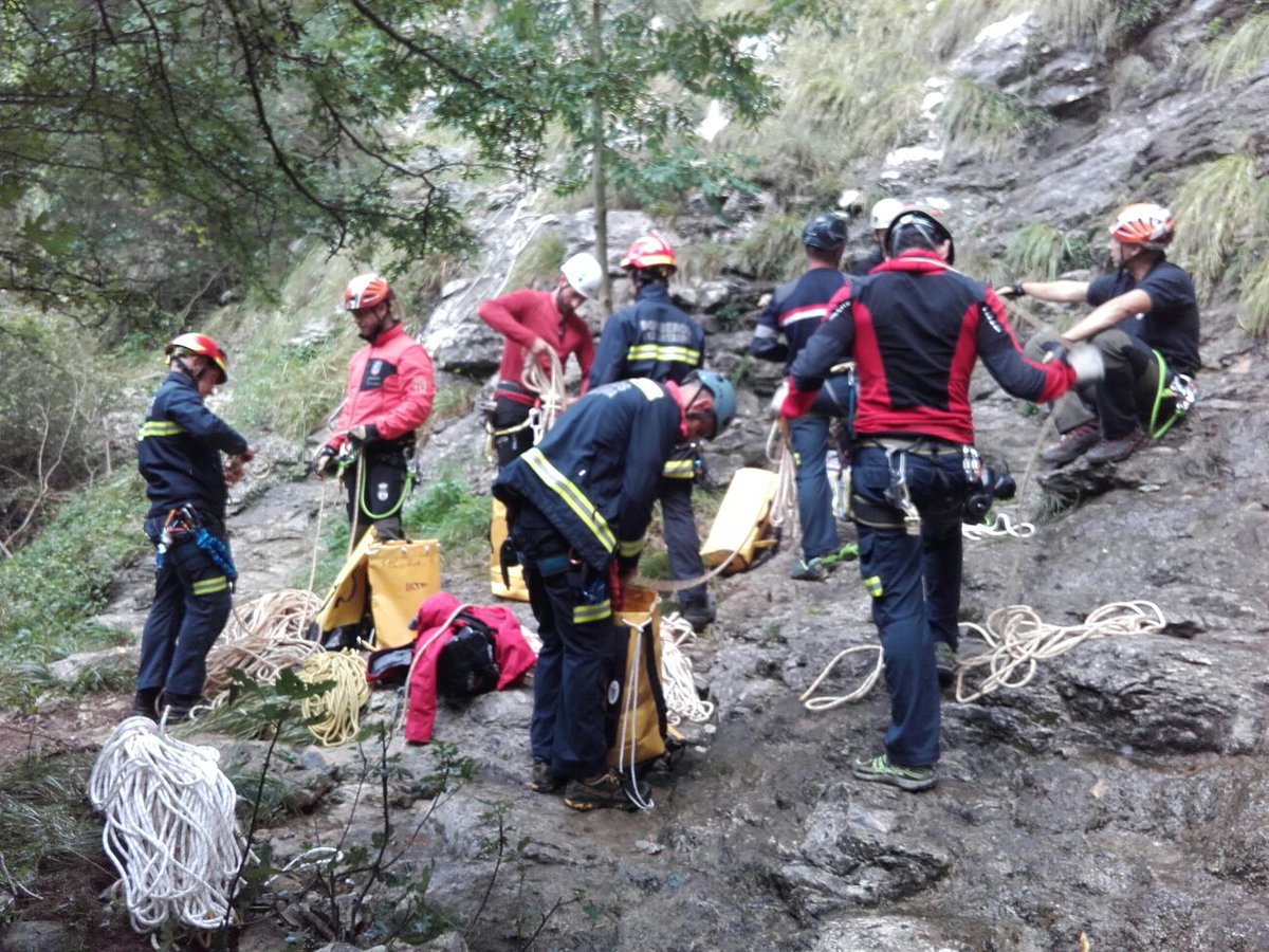 112Cantabria's tweet photo. Rescatadores y bomberos 112 entrenan salvamento en vía ferrata. Nos preparamos para ayudarte en cualquier situación. https://t.co/TxsGLA6b1H