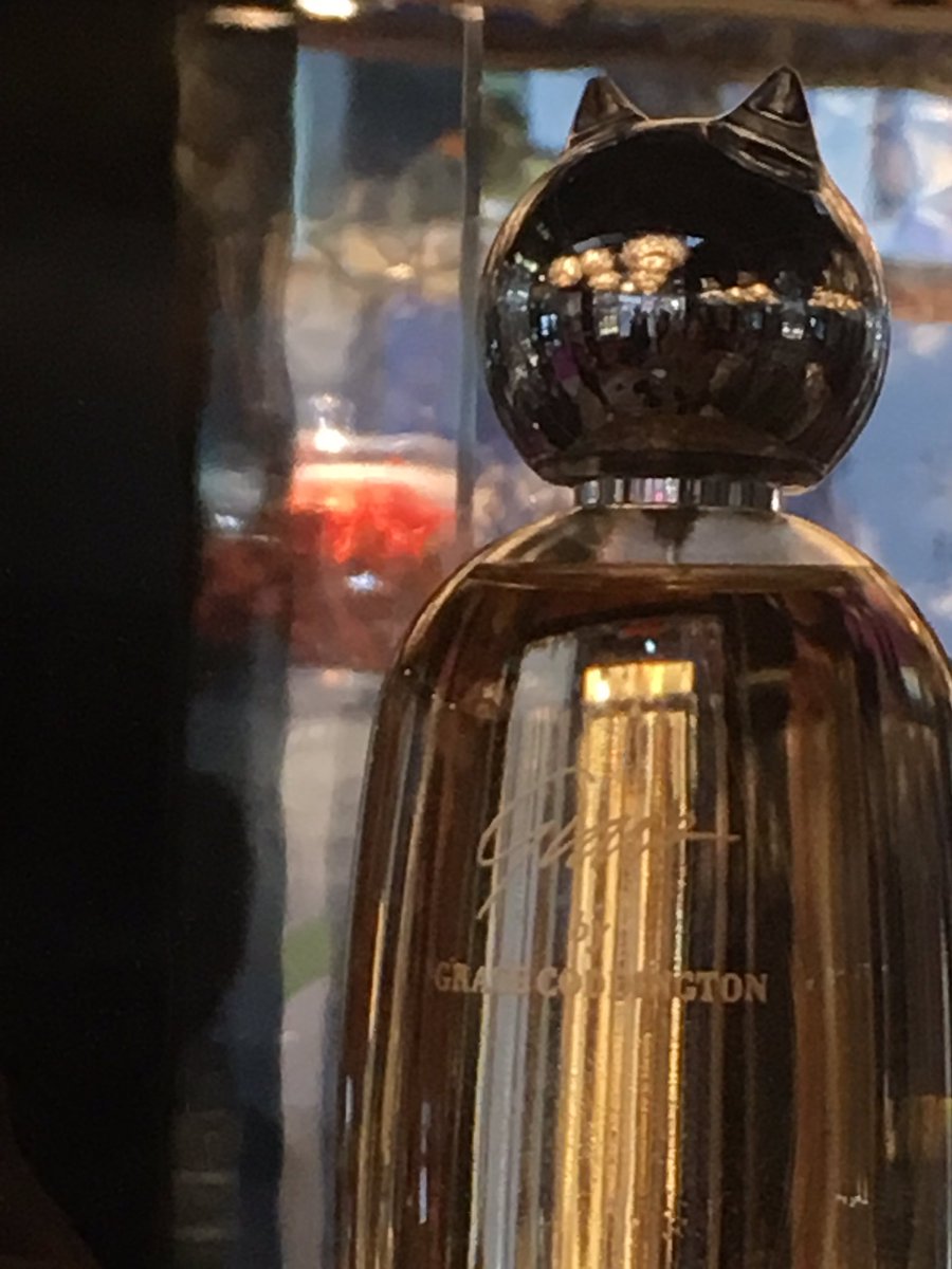 EmballagesMag's tweet photo. Nouveau grade #surlyn PC 2200 #Dupont. Capot surmoulé et oreilles de chat pour parfum "Grace " #luxepack https://t.co/ffWw6y76wr