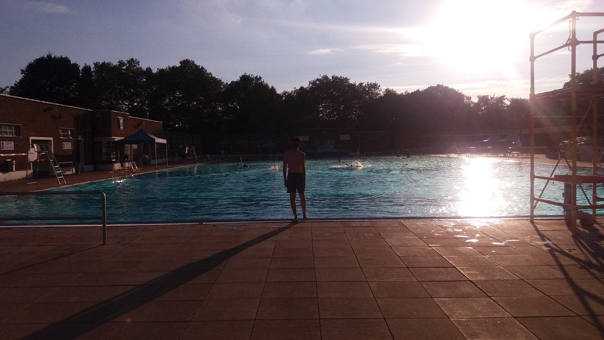 wildswimlondon's tweet photo. Late afternoon swim @LidoPh last drops of summer https://t.co/uwcqDZ5JEr