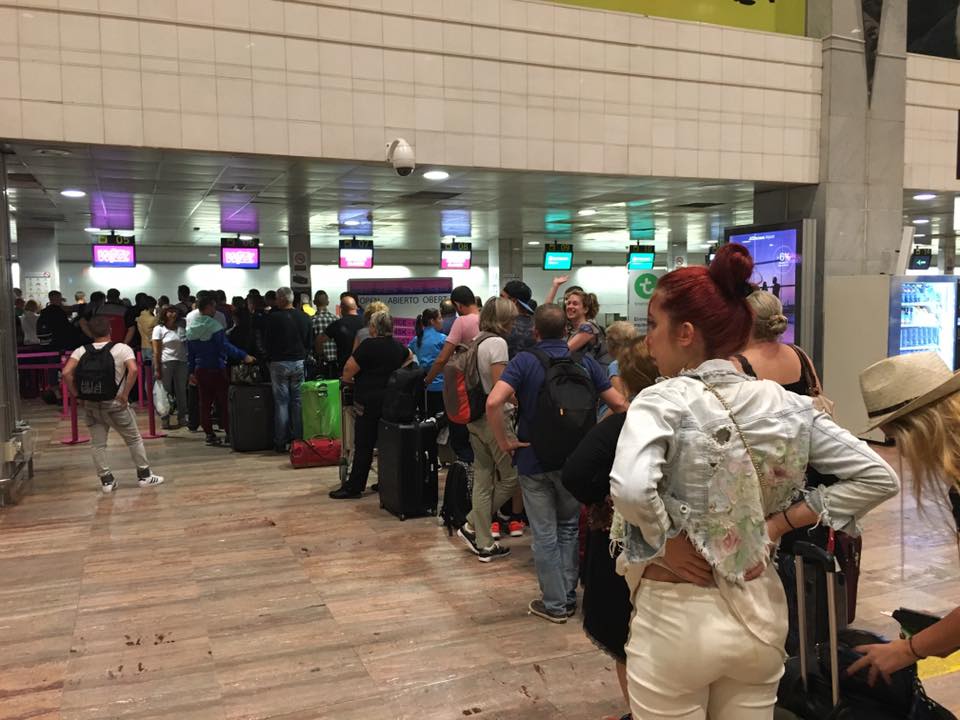 Gabrillicious's tweet photo. shame @wizzair! 4 flights scheduled from Barcelona and 2 hours waiting for check-in. This is not low cost, this is extortion! https://t.co/lU5XXeDI8q