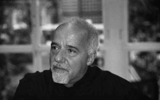Acılar insanları değiştirir, 
Eğer bir insanı değiştirmek istemiyorsanız onu kırmayın.

Paulo Coelho