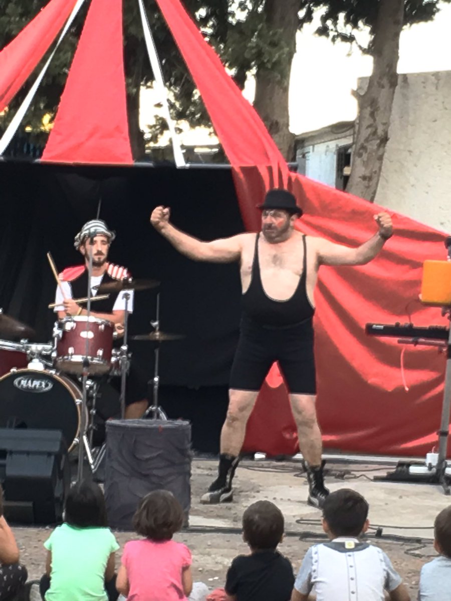<a href="/SacEspectacles/">Sac Espectacles</a> cirquejant!! Genial! Moltes gracies ens veiem el 2 octubre plaça Sant Joan #Lleida