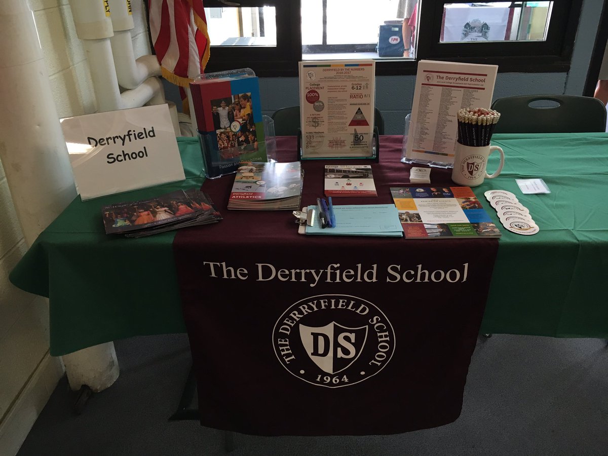 Meredith_Leyden's tweet photo. Second school fair of the season! So excited to be at @PikeSchool tonight! Come check @DSCougars out! #dsgobananas #dsaccept https://t.co/ajN5Hl7Q7M