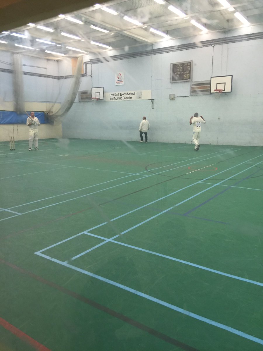 Gojones623's tweet image. First game of indoor for the mighty @AshCricketClub1 Torn calf, 0 second ball and £10 for the pleasure... Should have stayed retired 😀😀