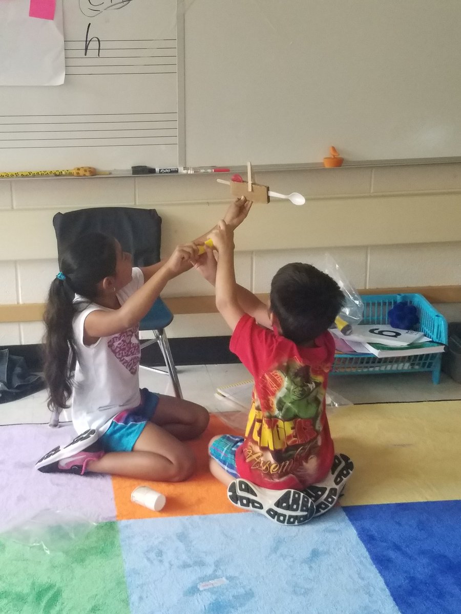 MsGistenson's tweet photo. Learning about how we make shadows! @RedOakRockets https://t.co/UTDW2l3UhH