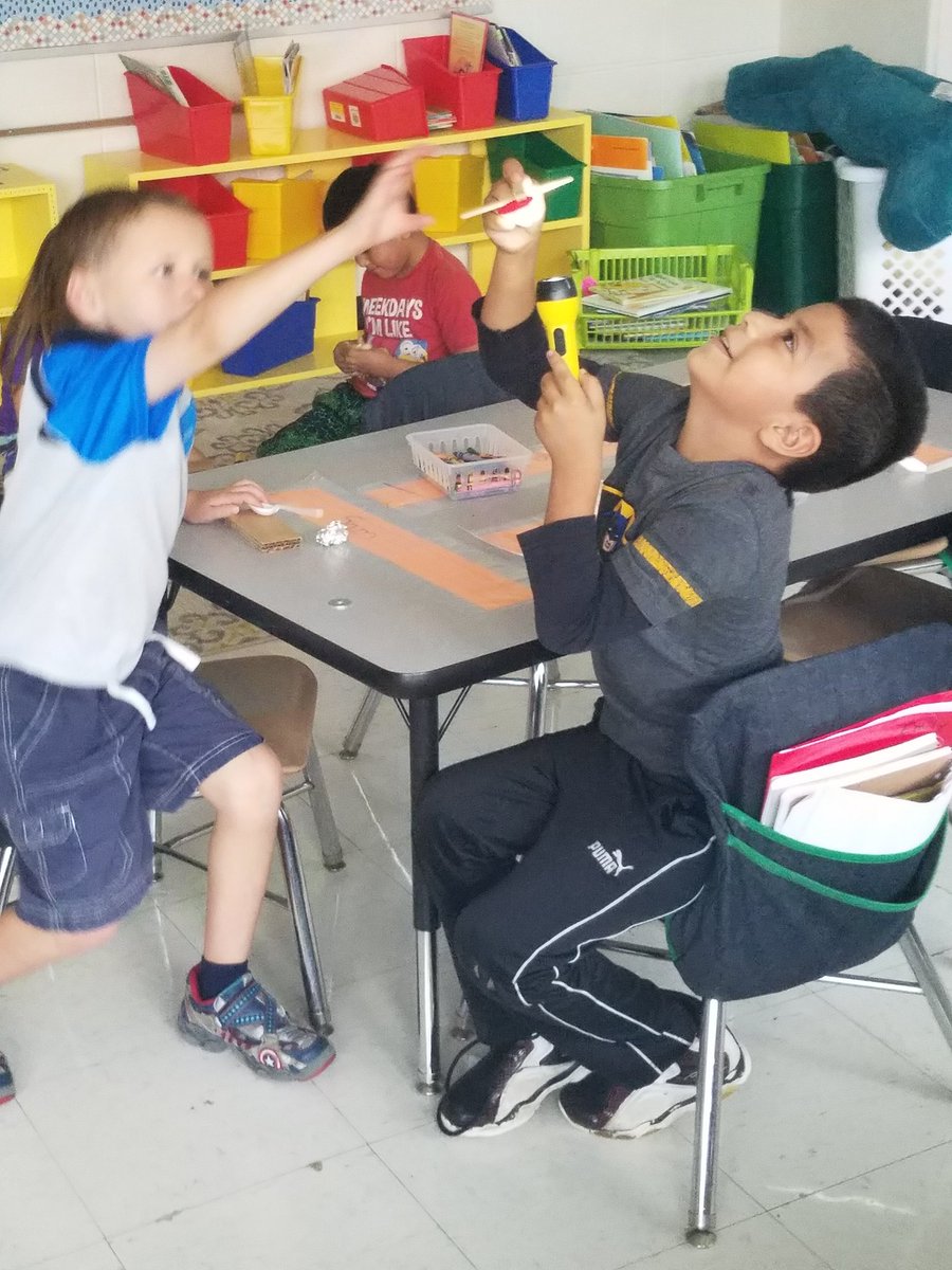 MsGistenson's tweet photo. Learning about how we make shadows! @RedOakRockets https://t.co/UTDW2l3UhH