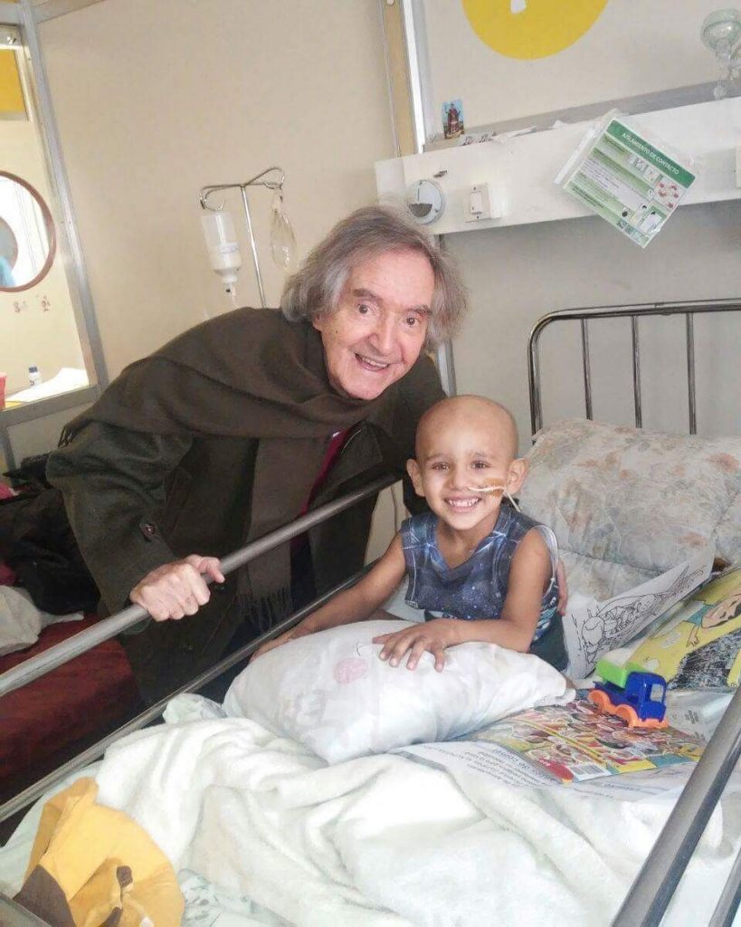 PregonSL's tweet photo. A sus 91 años Carlitos Balá visitó el Garrahan https://t.co/YYp5WeecMG https://t.co/O4hYCradMG