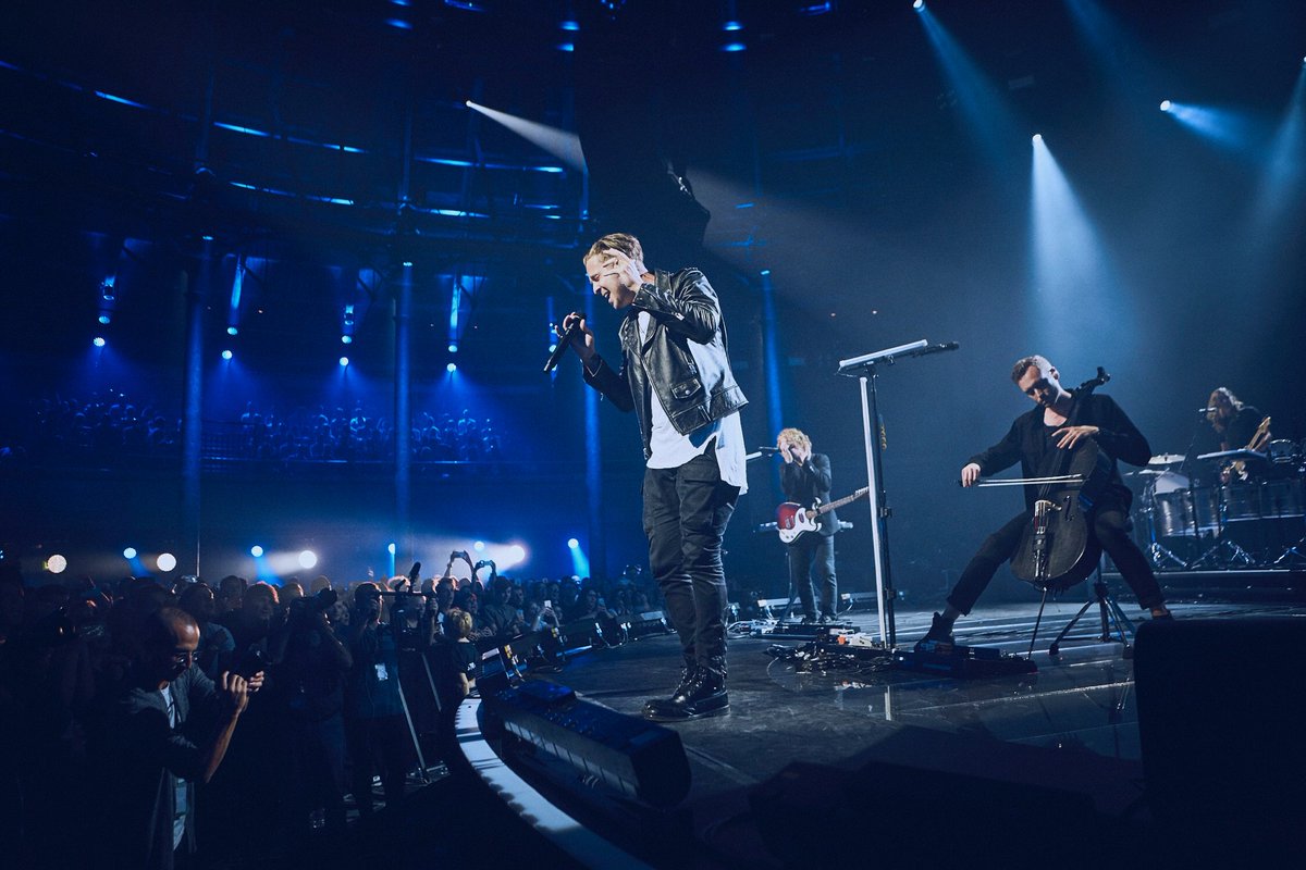AppleMusic's tweet photo. "Everything that kills me, makes feel alive..." 🔥🔊🎤
@OneRepublic #CountingStarts - on now at #AMF10:
https://t.co/LCZO5HPSMU https://t.co/aNmP79MblZ