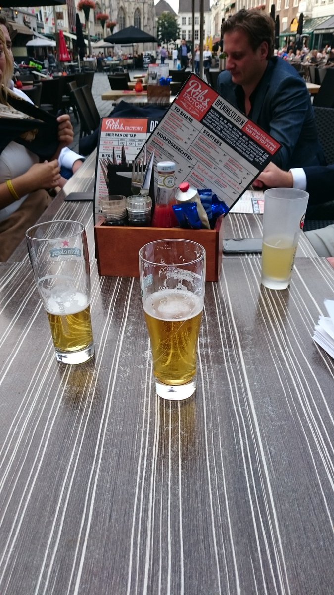 jovdbreda's tweet photo. Het bestuur neemt nog een drankje en een hapje voor de #VAV2016 https://t.co/5L37g8gqnW