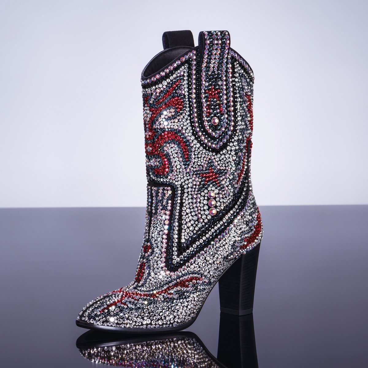 giuseppezanotti's tweet photo. Dazzling in the dark. From the Giuseppe Zanotti Fall 2016 collection, evening heels with plenty of spark. https://t.co/RxQH1cs6Qp