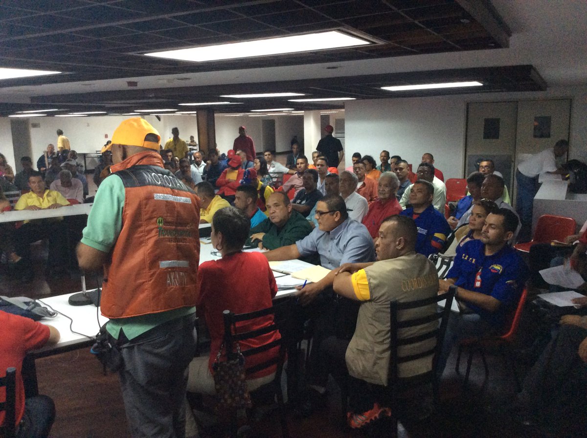 EcoChavista's tweet photo. Gremio del sector transporte en mesa de trabajo con el #Mintop  https://t.co/FuiiKxfR5a #ParoDeTransporte  #TransporteGolpeaAlPueblo