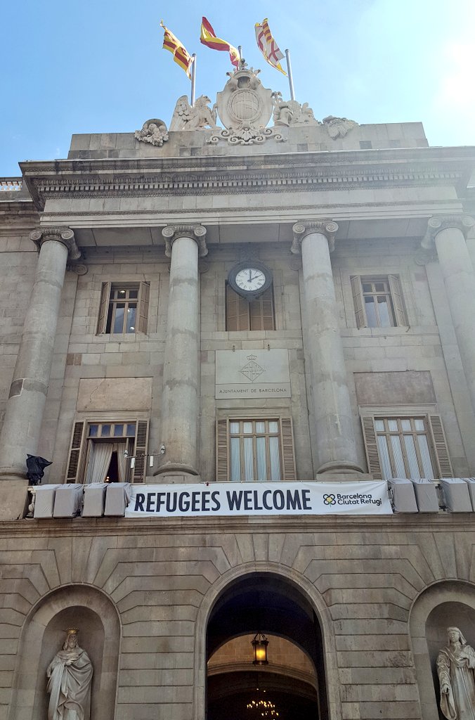 SineadMT's tweet photo. Viva #Barcelona where the town hall shows support for #refugeeswelcome @bcn_ajuntament #RefugeesArePeople @agvidales https://t.co/DY7DhUtuU3