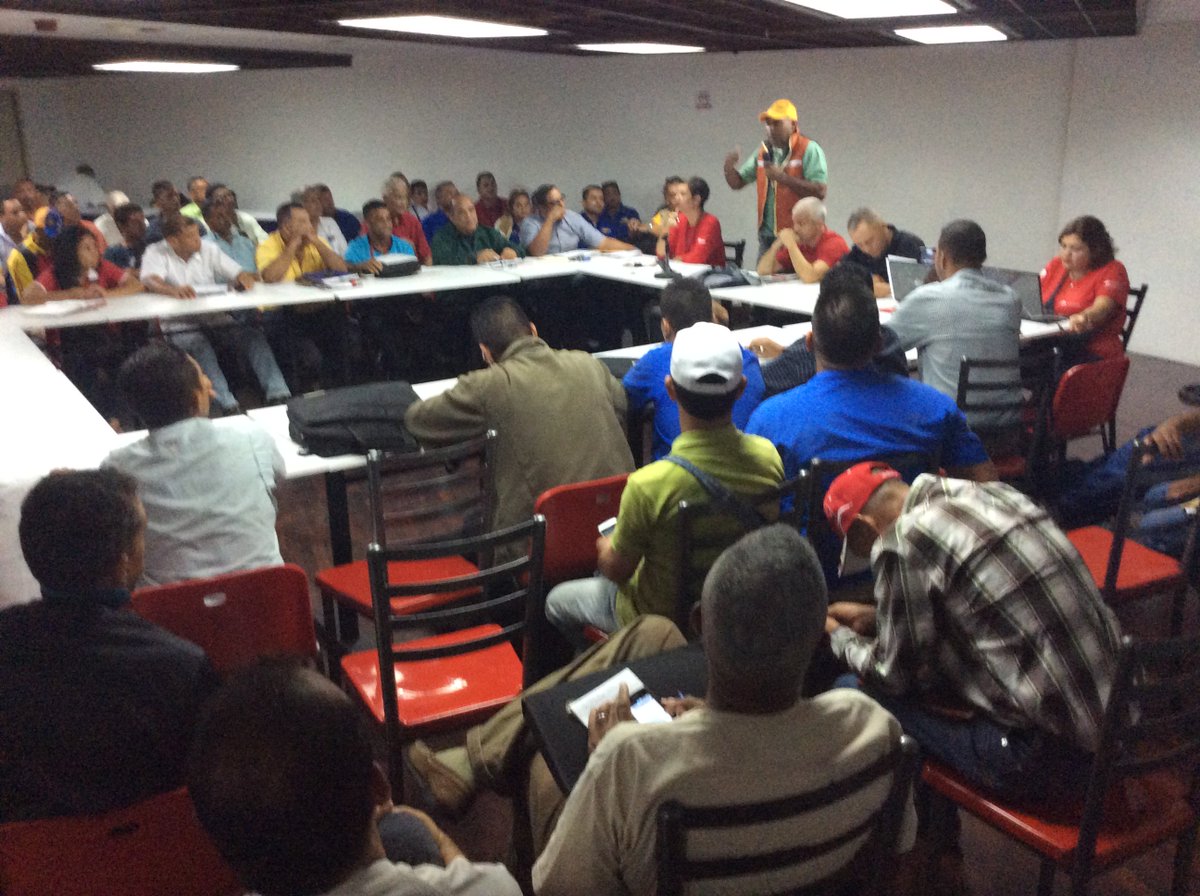 EcoChavista's tweet photo. Gremio del sector transporte en mesa de trabajo con el #Mintop  https://t.co/FuiiKxfR5a #ParoDeTransporte  #TransporteGolpeaAlPueblo