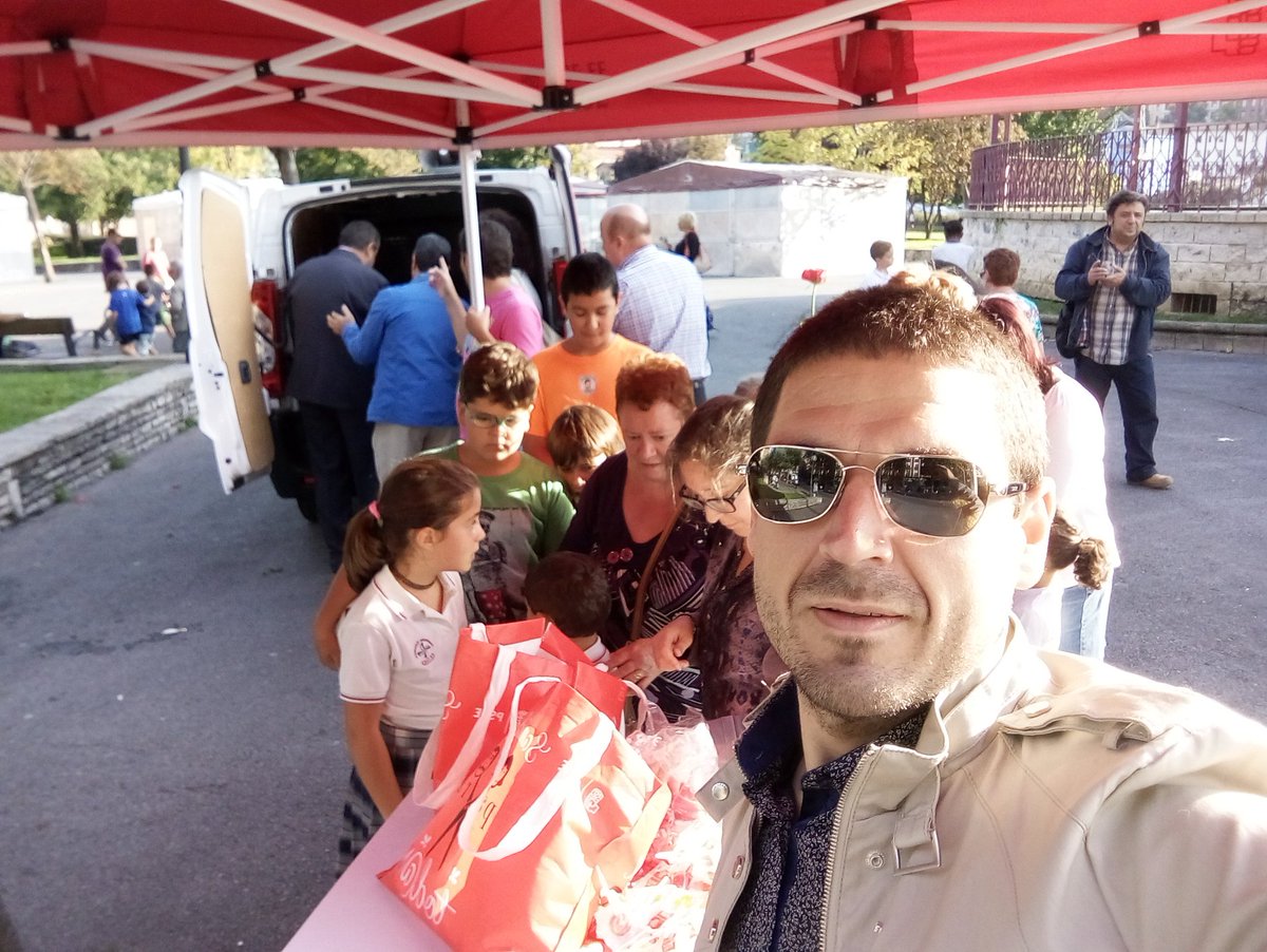 vancalde's tweet photo. Se nos amontonan niñ@s, padres, madres. En Zorroza #JuntosBatera https://t.co/pVKTo86X6I