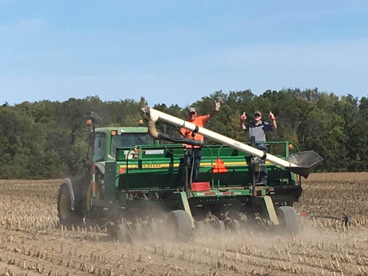 VitucciFarms's tweet photo. Always nice to have lots of help! #wheatplot #ridingthedrill #ontag @Alex_Zelem @thewheatteam @kricktim https://t.co/l3psNBQOag