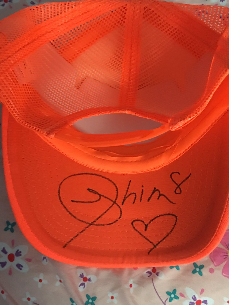 ShiraC_fan's tweet photo. ATENCIÓN SHIRA EJÉRCITO pendientes en el HT de esta noche habrá una dinámica para ganarse esta gorra autografiada por @shiracasar 8:00 pm. https://t.co/Bmf2JiOIjk
