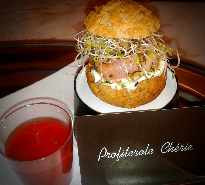 Moniex11's tweet photo. @ProfitroleCheri profiterole : saumon,la confection se fait au millimètre  bravo p'tit nouveaux (bonne pioche chef) https://t.co/xLkDofIQIE