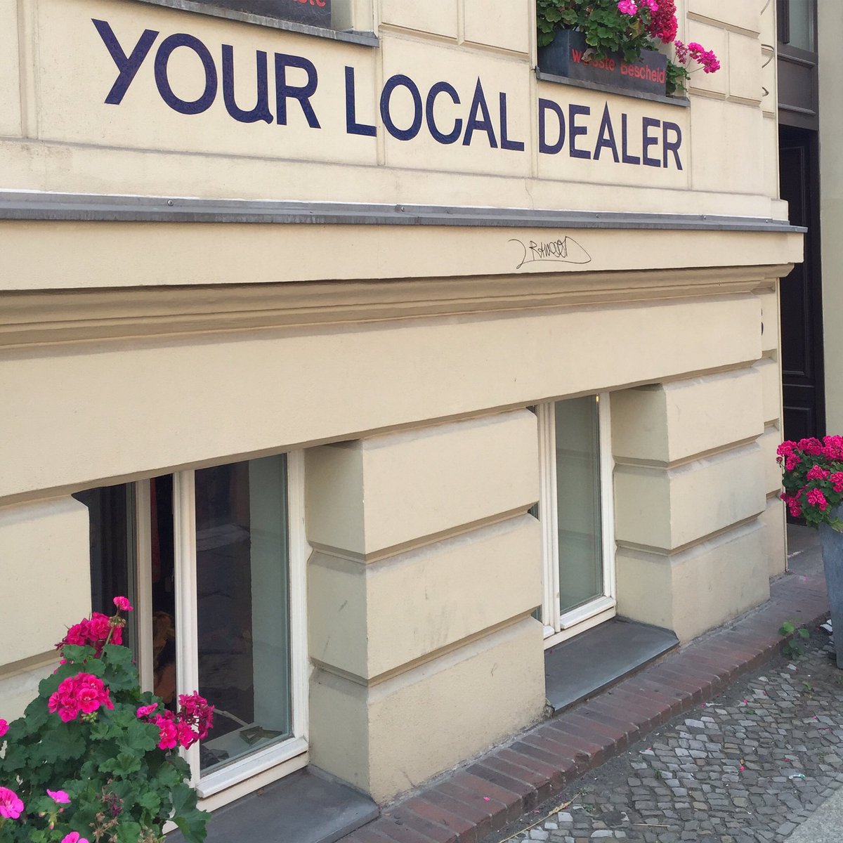 TheAlPitcher's tweet photo. They seen to have very relaxed and open laws about advertising and selling drugs in Germany #alwaysbuylocal https://t.co/mJq0bElYzM