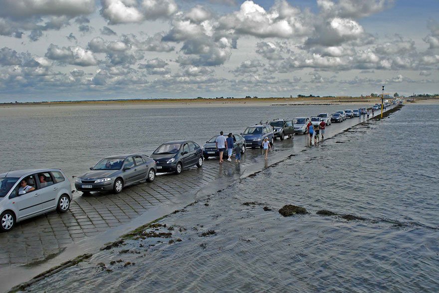 hcmariwala's tweet photo. Passage du Gois - Road in France which disappears twice in the day due to high tides! #Amazed https://t.co/1cyFj47Blu