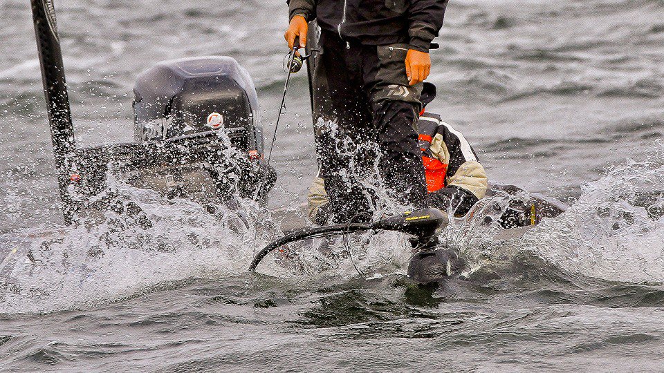 fishingwithDom's tweet photo. for all of us die-hard northerners, this is coming for you! BE CAREFUL! Still an awesome shot of Seth Feider! @BASS_nation https://t.co/qOtmo0YXbE
