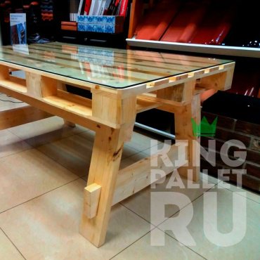 Стол из поддонов от Мастерской KingPallet - kingpallet.ru/stoly-iz-poddo… #мебель #паллеты #поддоны #дизайн #интерьер #стиль #комфорт #москва