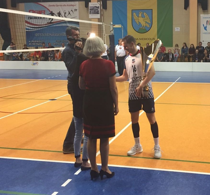 ZAKSAofficial's tweet photo. Nagrody indywidualne 
✔ środkowy: #Wiśnia
✔ przyjmujący: #Buszu
✔ libero: #Zati
✔ rozgrywający #Totti
✔ #MVP: #Konar https://t.co/SY9jCYRvVQ
