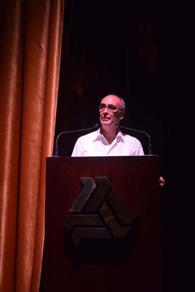 FIAS2017's tweet photo. #FIAS2016
El Lic. Ernesto Cervera Cornejo, inicia su participación con el tema denominado "Entorno Socio-político y económico de México". https://t.co/pPJLzbCXLD
