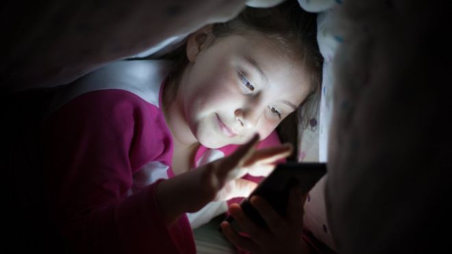 healthy_ssfm's tweet photo. Riset Science Daily menyebutkan, main gadget jelang tidur bisa  meningkatkan sekresi Melatonin. Melatonin merupakan hormon rasa kantuk https://t.co/s07y5kLob4