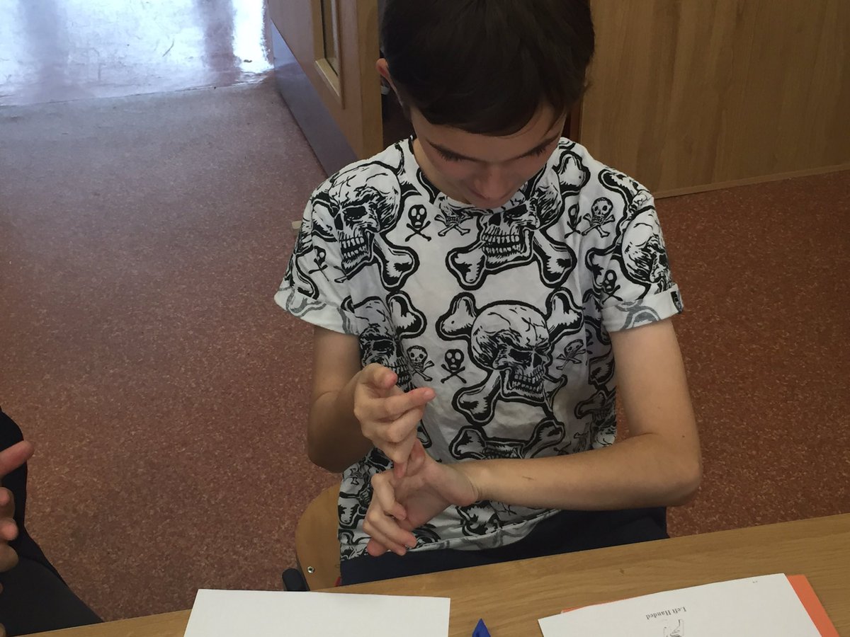 Teachign's tweet photo. Students learning #BSL for their @DofE #skillssection... https://t.co/p2Kgne0Ch2