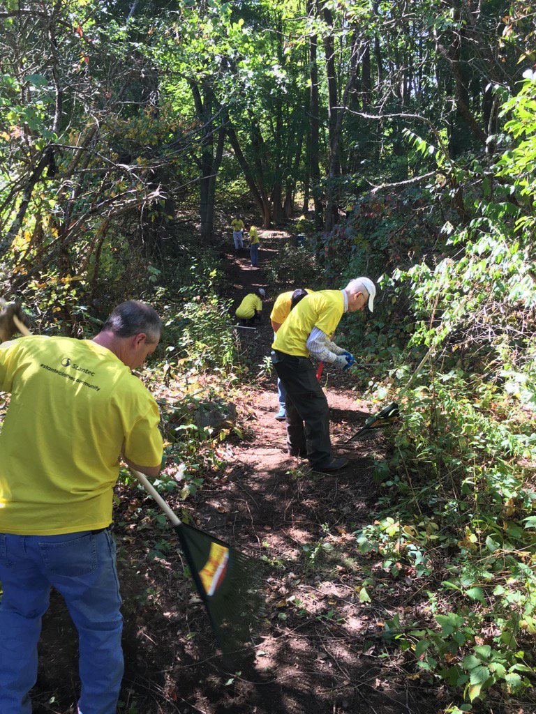 PeterJHowePE's tweet photo. Trail cleanup continues at Mary Cummings Park in Burlington #stantecinthecommunity @Stantec https://t.co/SH9zQVyJNW