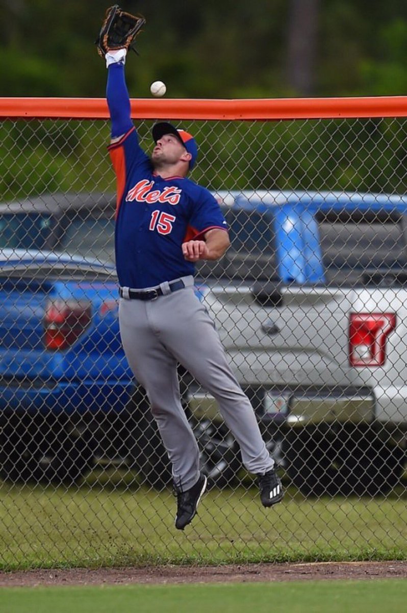 NOTSportsCenter's tweet photo. Tim Tebow apparently catches as well as he throws

(pic via @thebiglead) https://t.co/LsFxsWf8rp