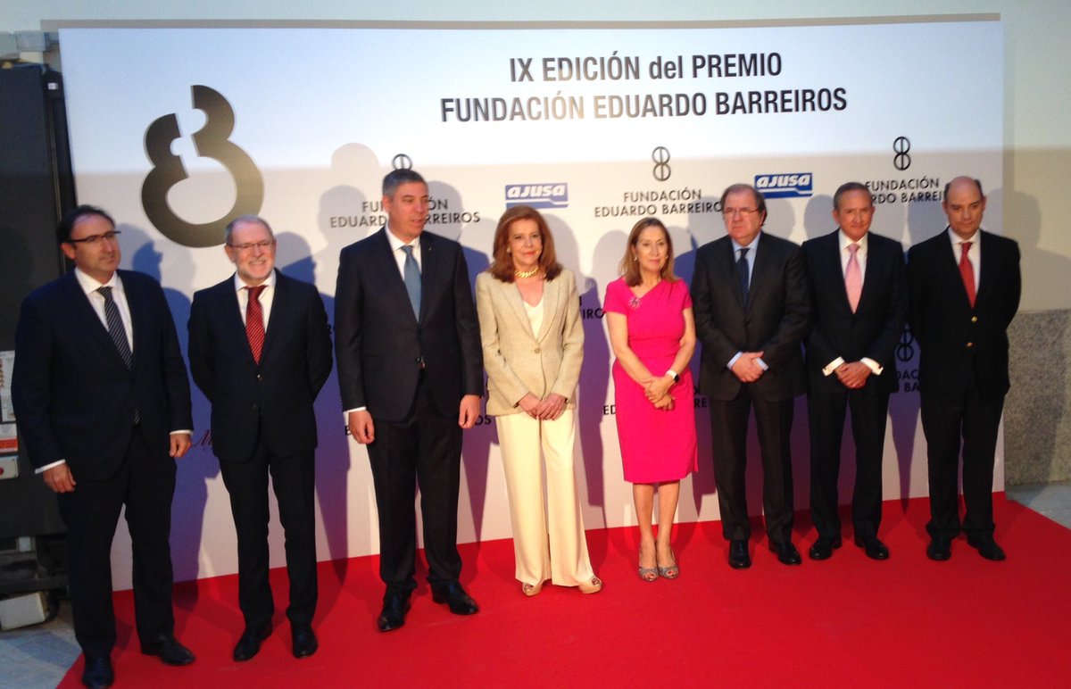anapastorjulian's tweet photo. Hoy entrego el premio Fundación Barreiros a la fig de la automoción a José Vicente de los Mozos, Pte Renault España https://t.co/Qjk7t1aX0m
