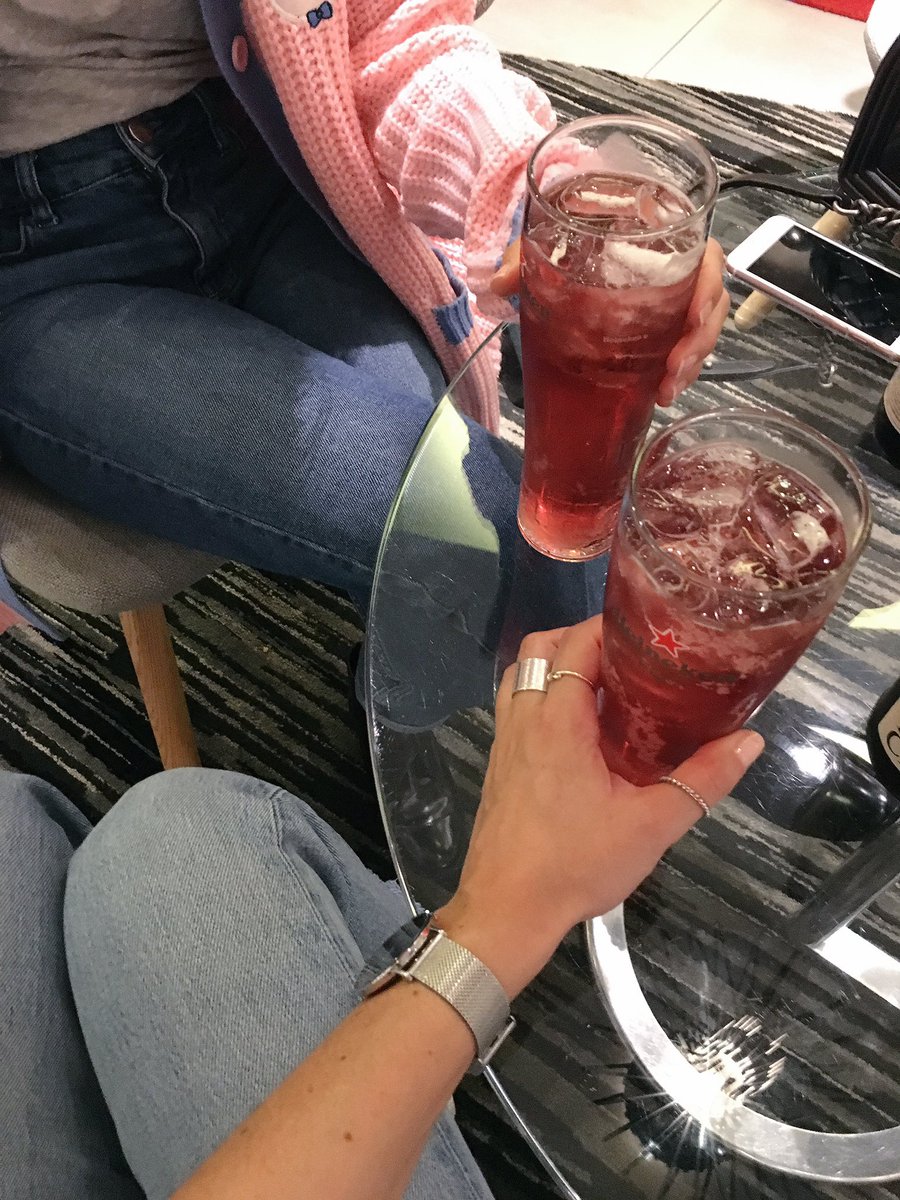 ASOS_Alice's tweet image. Après une journée chargée, on mérite bien un petit cidre! Hein @ASOS_Astrid ?! 🙈😊🍸