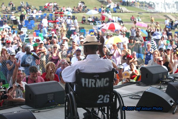 FiestaDelJefe's tweet photo. @AmeriBluesScene @biscuitbluessf @BluesFoundation @Bluescentric #SamCarr Sam wave's to a cheering crowd at 2007 King Biscuit Festival. https://t.co/wOvrgJAcDZ